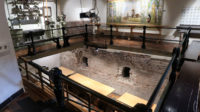 Resten van de oude stadsmuur in de kelder, blootgelegd bij de restauratie van het museumgebouw.