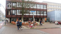 De voormalige IJsselmij, nu Stadskamer/bibliotheek. Femma werkte ooit in het grijze flatgebouw, rechts.