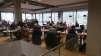 De Huiskamer, het restaurant in de bibliotheek. Uitzicht op de Burgemeester van Roijensingel.