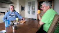 Met Hans en Joeri aan de koffie bij Hendrik-Jan, samen met zijn vrouw Gezina eigenaar van de camping/SVR-boerderij.