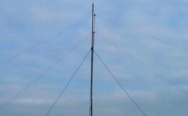 De mast met de dipolen voor 160m (bovenin) en 80m (daaronder).