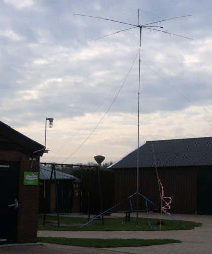 De Cobwebb-antenne voor 10 t/m 40m. op een aluminium militair mastje.