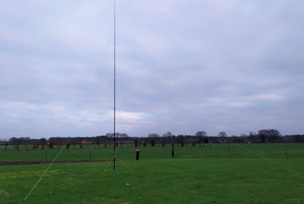 Moeilijk zichtbaar, de vele draden: de K9AY ontvangst-antenne.