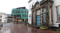 Het oude (rechts) en links het nieuwe stadhuis van Zutphen. Links daarvan zie je nog net het Stedelijk Museum..