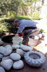 Onze waterbak met pomp en stenen is toe aan een grote schoonmaakbeurt...