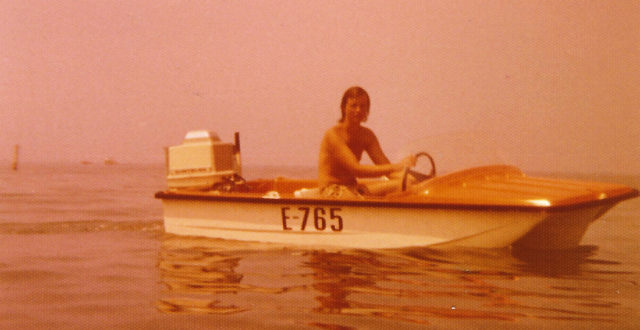 Gert in de boot, een jeep-achtige "triamaran".