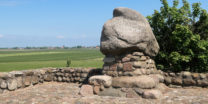 Het monument dat herinnert aan de Slag bij Warns in 1345.