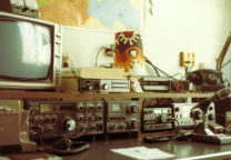 1983: PA3DAT met de Kenwood TS830 kortegolf zendontvanger en tuner AT230.