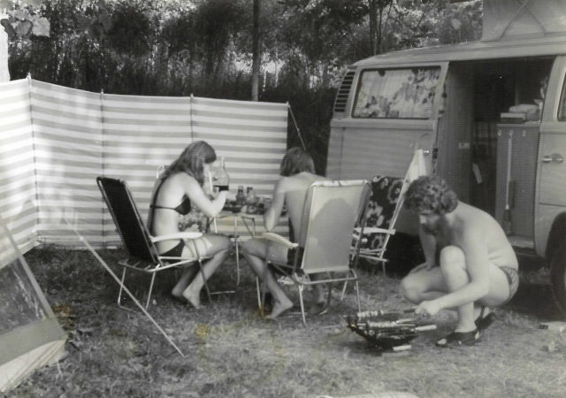 Aan de barbecue.