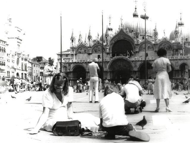 Femma voert de duiven op het San Marcoplein.