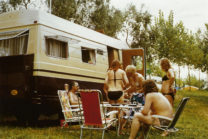 Bezoek van de ouders van Aloys en tante Jantje. V.l.n.r.: ome Gerrit (stiefvader van Aloys), Ria, tante Jantje, Aloys en Femma. Moeder is iets ophalen uit de camper.