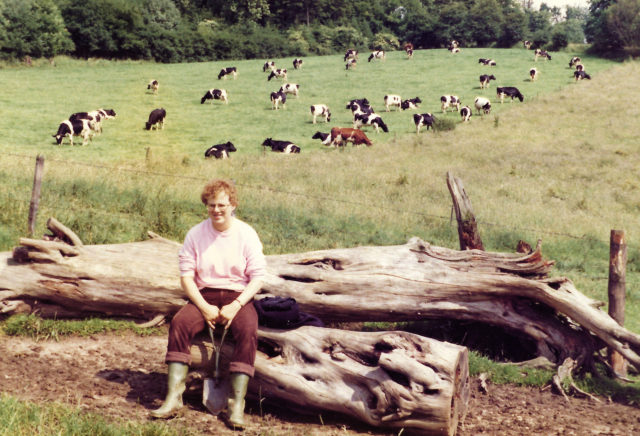 Femma zoekt ook mee. De laarzen waren nodig om in de beekbedding te kunnen zoeken.