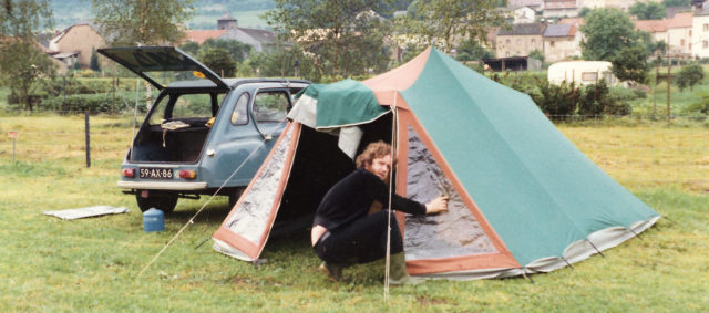 De tent opzetten op camping Du Barrage in Rosport, Luxemburg.