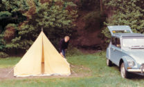 Femma druk met het opzetten van de tent bij Onkel Oskar.