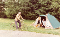 Zomervakantie 1980. Onkel Oskar komt dagelijks wel even een praatje maken. 