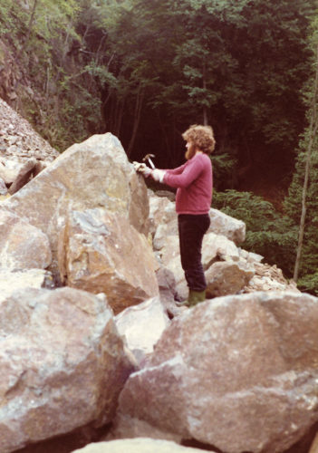 Stenen beitelen in steengroeve Bernhard.