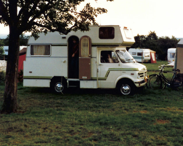 Een plekje voor de camper op het bovenste terras.