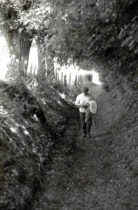 Wandelen door een holle weg. Ontstaan door eeuwen van erosie.