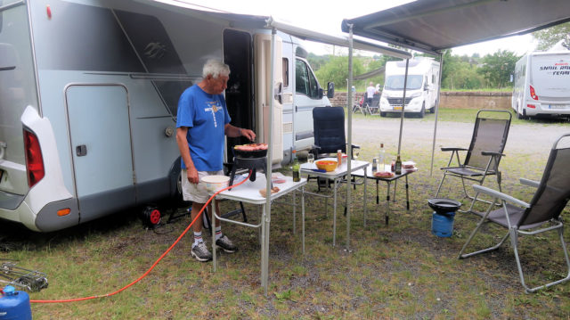 Onze BBQ-stek, overdekt, maar gelukkig bleef het droog.