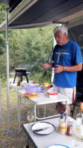 Peter geeft wat uitleg als Grillmaster.