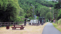 We naderen het mini-openluchtmuseum, aangelegd door vrijwilligers.