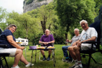 Aan de wijn op de camping in Baume-les-Messieurs.