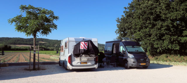 Op de camperplaats bij wijnboer Lauribert.