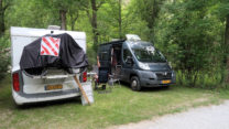 Op de grote, drukke camping.