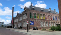 Een voormalig schoolgebouw, ooit opgericht door textielbaronnen, dient nu als huisvesting van het museum.