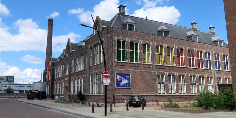 Een voormalig schoolgebouw, ooit opgericht door textielbaronnen, dient nu als huisvesting van het museum.