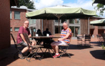 Eerst koffie, op het terras van het Moormuseum.