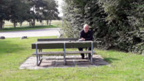 De gevonden geocache staat op tafel: even rustig het logboekje invullen.