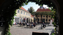 Het marktplein met terrasjes.