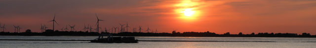 In de file voor de veerboot bij Glückstadt, het wordt al donker...