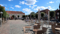 Het marktplein. Dankzij het mooie weer nog mét toeristen en terrassen.