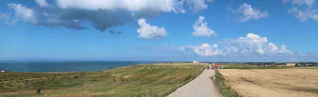 Het landschap met kliffen langs de Deense kust.