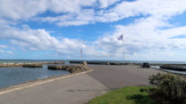 Het havenhoofd van de haven van Asaa.