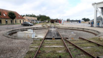 Een soort draaibrug om een locomotief of wagon(s) van het ene spoor op het andere te zetten.