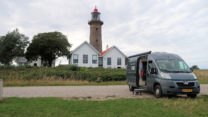 P-plaats bij de vuurtoren, met uitzicht op zee.