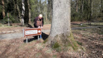 Geocache gevonden, even het logboekje invullen.