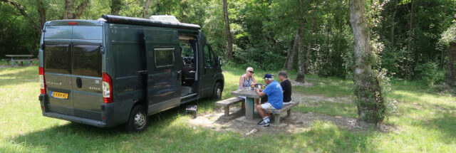 Aan de koffie op de France-Passion camperplaats van Cave Vincent.