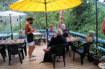 Uit eten in het dorpje Les Pilles.