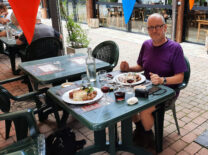 Aan tafel bij het Kaasmuseum.