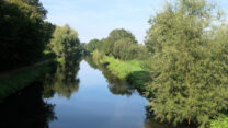 Het riviertje de Niers loopt vlak langs de camperplaats.