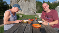 Buiten een hapje eten, aan de picknickset.