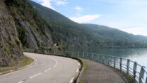 De route langs het Lac du Bourget: een blik achteruit.