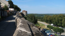 Ons campertje, gezien vanaf de muren rond Langres.