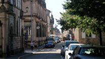 De straten van Langres, in de verte is markt.