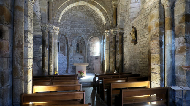 Het interieur van een piepklein kerkje.