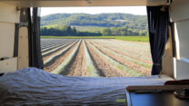 Uitzicht bij Lauribert vanuit ons bed... In juli zag het hier blauw van de Lavendel!